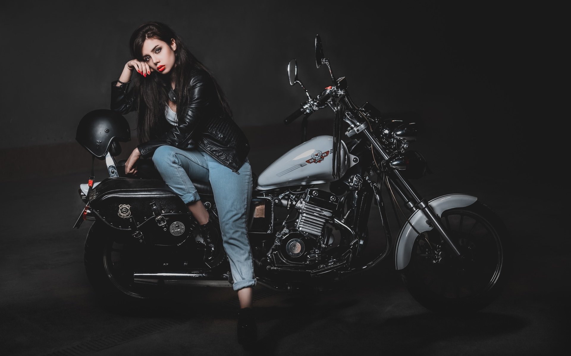 Biker girls: style and drive brings the glow — live moments in Calcutta