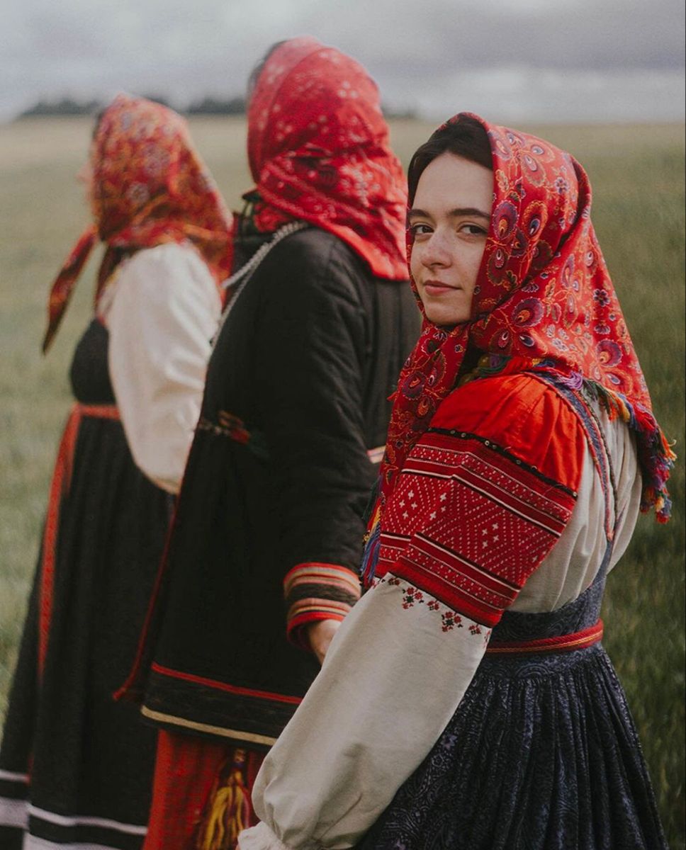 Women in Slavic costumes’s look of the day — catch her live in Calcutta