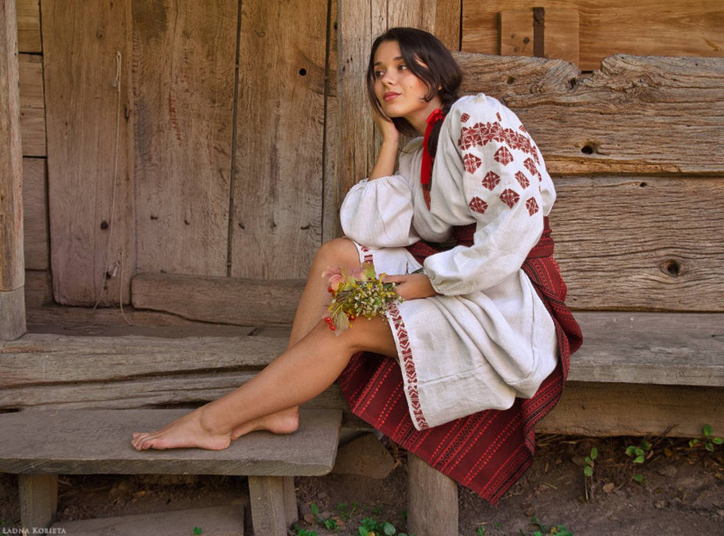 Fresh photos, fresh mood — Women in Slavic costumes online in Calcutta