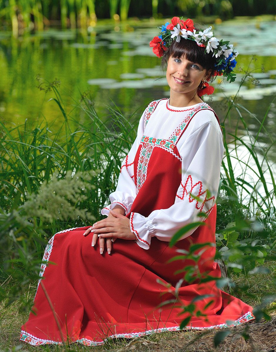 Beautiful girl Girls in Slavic costumes in Calcutta