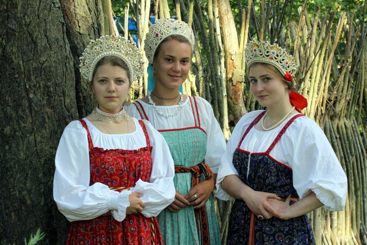 Sexy model Girls in Slavic costumes in Calcutta